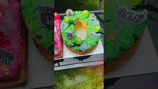 Wicked cake birthdaycake customcake musicalcake pinkandgreen glinda elphaba broadwaycake #birthday
