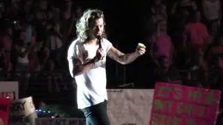 Harry and the cookies - One Direction @ M&T Bank Stadium Baltimore, 08/08/15