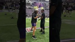 Justin Jefferson & T.J. Hockenson hanging out during warmups 🤝