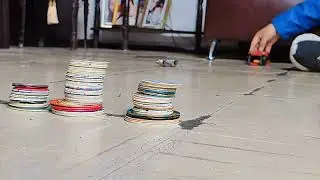 Tres desquiciados juegan hot wheels con tazos con m&uacute;sica de motorhead de fondo