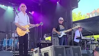 The Kings Switching to Glide / This Beat Goes On live in concert