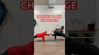 Попробуйте выполнить парную планку! 💪Кто первым упадет? 😅 #парнаятренировка #планкачеллендж