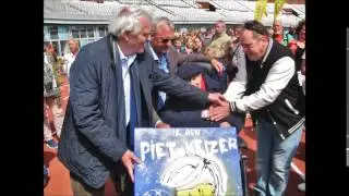 Henk Veen en Johan Cruijff overhandigen Piet Keizer schilderij Copa Amsterdam 2015