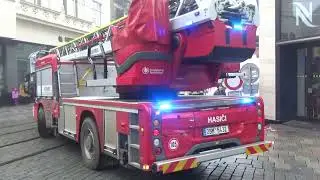 Automobilový žebřík  hasičů při zásahu v centru Brna.