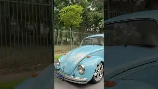Volkswagen Beetle 1300 1973 года выпуска с эффектом патины и хромированными дисками Fuchs разъезж...