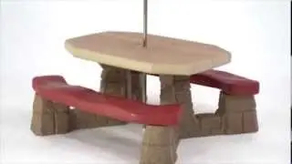 Step2 Naturally Playful Picnic Table with Umbrella (French Translation)