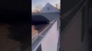 Revisando techados el d&iacute;a de hoy y miren como se also este roof por vientos muy fuertes saludos 👍🙏