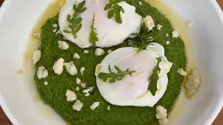 Green Shakshuka with Poached Eggs 💚 Easy & Full of Flavor!
