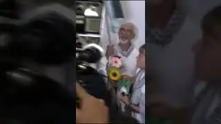 Огромная толпа собралась в Афинах, чтобы приветствовать Грету Тунберг после задержания израильтян...