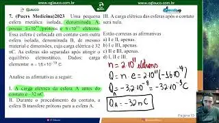 Uma pequena esfera met&aacute;lica isolada, denominada A, possui  3x10^11 pr&oacute;tons e  5x10^11 el&eacute;trons. Essa