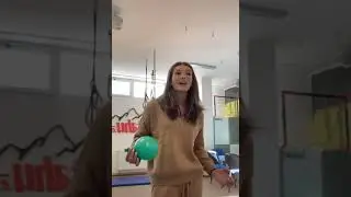 chica cantando con helio