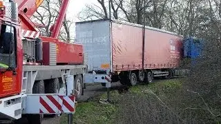 Waldeck: Sattelzug f&auml;hrt sich im Feld bei Sachsenhausen fest - Bergung mit Kran