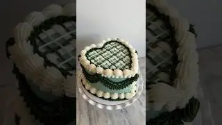 Loving this plaid top! #cakedecorating #cake #cakeshorts #birthdaycake #buttercream #bakery