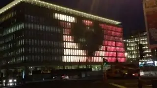 Bruxelles, l'enorme bandiera con cuore vicino alla metro Maelbeek