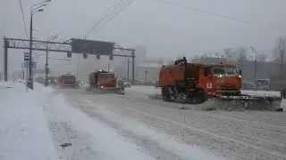 Heavy snow in Moscow. How do Russians cope with it? ❄ The answer is simple: They CLEAN the roads! 😃