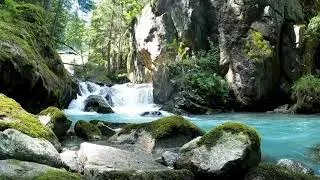 Rumore dell'acqua che scorre dal torrente