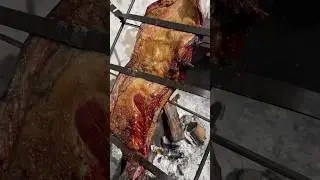 Nada mas lindo que cocinar a la llama! Vacio al asador! #vacio #asador #le&ntilde;a #bbq