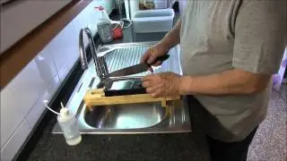 Sacando una mella a un cuchillo japones