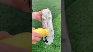 THIS CLEANS EVERYTHING👀 #satisfying #soccer #cleat #clean #astro #turf #shorts