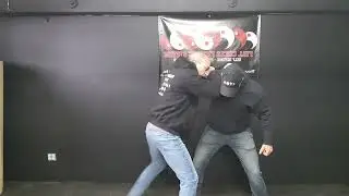 Уничтожайте хуки ударами локтями.