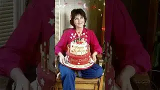 С днём рождения, Джойс ДеВитт! 🎂 Звезда сериала &laquo;Трое &mdash; это компания&raquo;