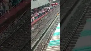 Heavy Rains In Thane | Massive Crowds Gather At Thane Railway Station | Mumbai Rains | #shorts