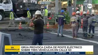Grúa provoca caída de poste eléctrico sobre tres vehículos en Calle 50