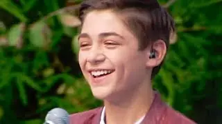 Asher Angel - Snow Globe Wonderland (Live at Disney Parade 2017) HD