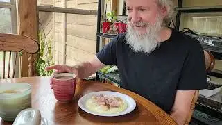 YouTube-блогер ест яйца и ветчину