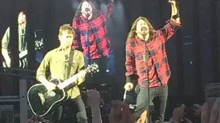 Dave Grohl and Foo Fighters at Ullevi, Gothenburg, 2015 singing with a broken leg