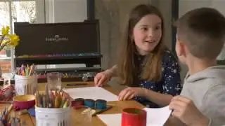 Helt rundt p&aring; gulvet - en overraskende tegneleg, hvor det hele vendes p&aring; hovedet