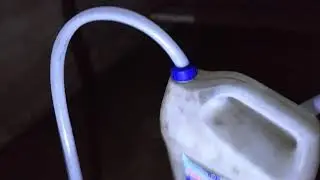 Как просто откачать тонкий слой воды с пола пылесосом и канистрой с двумя шлангами.