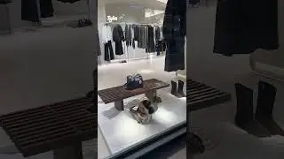 Cat ruins Christmas shop window display 😳 (🎥: Contentbible)