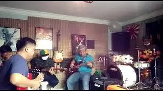 santai petang.. coffee buddies ... Hari Bersamanya (SO7) cover. Raw sound.. no filter..