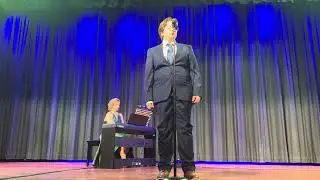 Gideon singing “Mona Lisa”