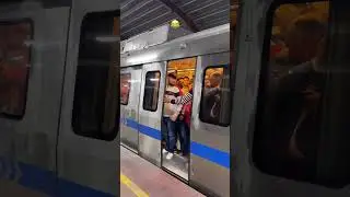 Metro ka gate mai ek banda ka hath fas gya. 😨😢#shorts #viral #delhi #delhimetro