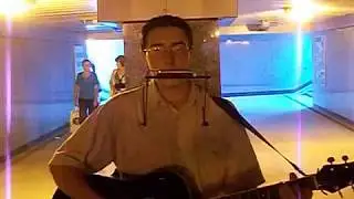 А не спеть ли мне песню о любви Чиж и Ко уличный музыкант в подземном переходе