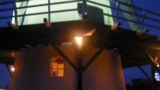Molen de Olle Widde in Ten-Post draaiend in de schijnwerpers.