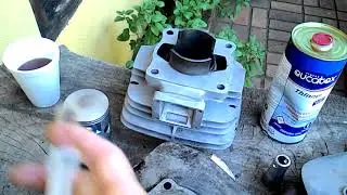 Medindo o volume dos Cabeçotes da Yamaha DT e RX 180 para comparar e calcular taxa de compressão.