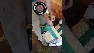 The Easy Way To Spread Bedding Pellets  #horse  #friesianhorse