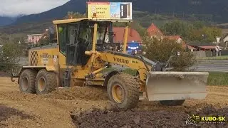 Volvo G946 - motor grader pushing quarry stone