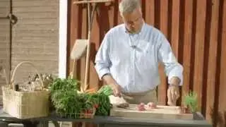 Ernst Kirchsteiger lagar en varm potatissallad med fläskknyten - TV4
