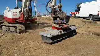 In Aktion | BaggerBesen kehrt Wiese | Schmidt Maschinentechnik