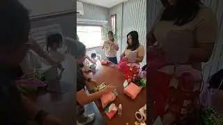 Exchanging gifts according to color. 🥰 @missuslifestyle 