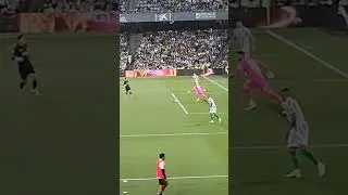 Adri&aacute;n saca de porter&iacute;a en presencia de Bartra y Natan. Betis-Valencia. 23-05-25 #realbetis #futbol