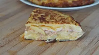 Tortilla de patatas rellena de lomo asado, atún y queso