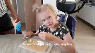 Yrsa en Kendra maken courgetti salade