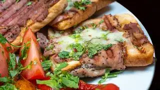 Горячий завтрак из мяса сыра и хлеба, приготовленный на гриле