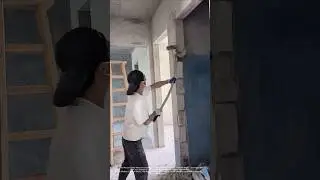The whole process of manual wall demolition, the first step of the renovation is clean and neat
