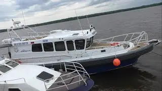 На катере